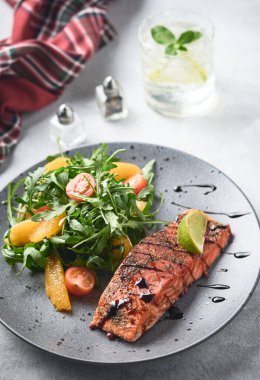 Roka salatası, vişneli domates ve portakallı sıcak füme somon. Sağlıklı beslenme