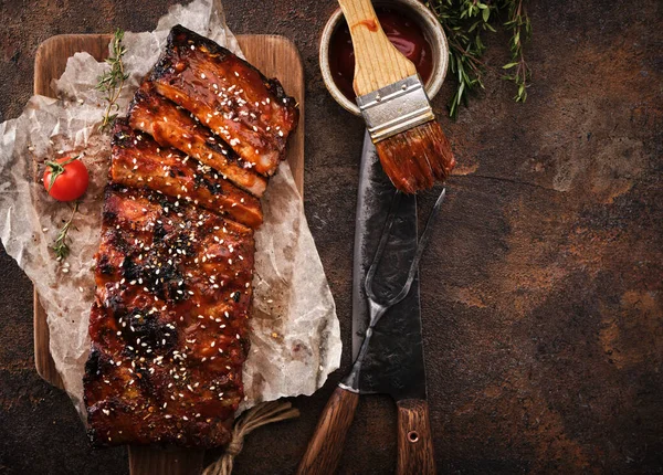 Deliciosas Costillas Asadas Parrilla Sazonadas Con Una Salsa Picante Servidas —  Fotos de Stock