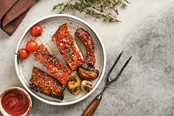 Deliciosas Costelas Grelhadas Temperadas Com Molho Picante Servidas Prato Com — Fotografia de Stock