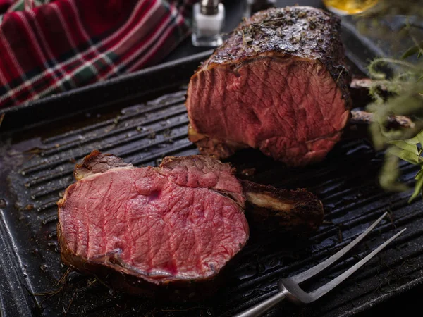 Pedaço Carne Grelhado Com Osso Numa Grelha Bife Frito Assar — Fotografia de Stock