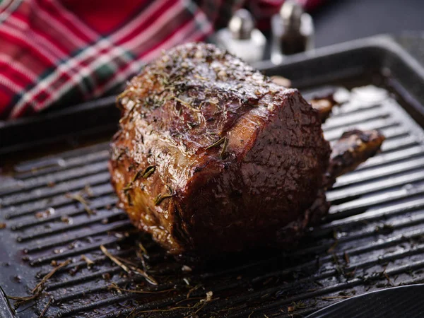 Pedaço Carne Grelhado Com Osso Numa Grelha Bife Frito Assar — Fotografia de Stock