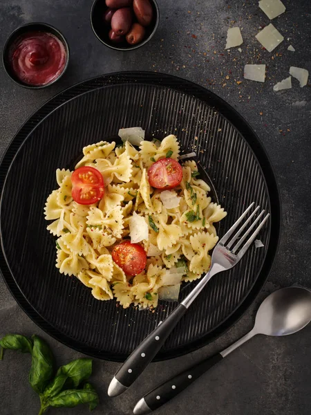 Pastas Farfalle Con Parmesano Albahaca Tomates Cherry Cocina Italiana Vista — Foto de Stock