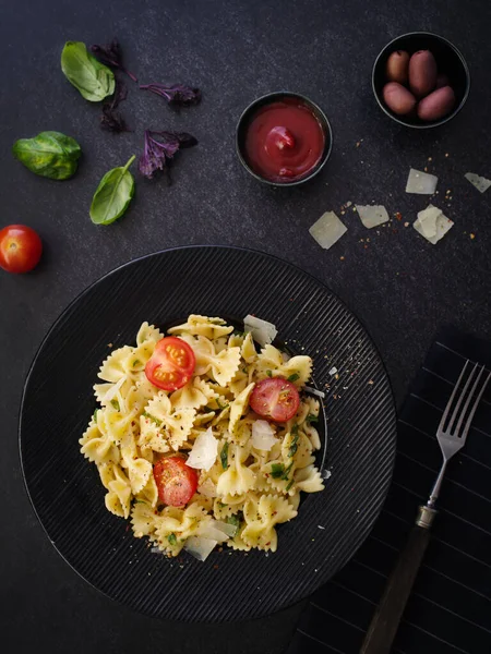 Pastas Farfalle Con Parmesano Albahaca Tomates Cherry Cocina Italiana Vista — Foto de Stock