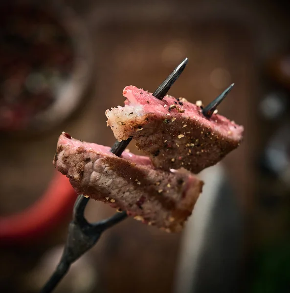 Кусочки Средне Редкого Стейка Рибей Вилке Сочный Кусок Мяса Вилке — стоковое фото