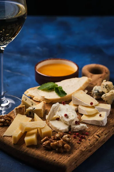 蜂蜜とナッツ入りチーズセット 板の上にチーズの盛り合わせ チーズ前菜セット — ストック写真