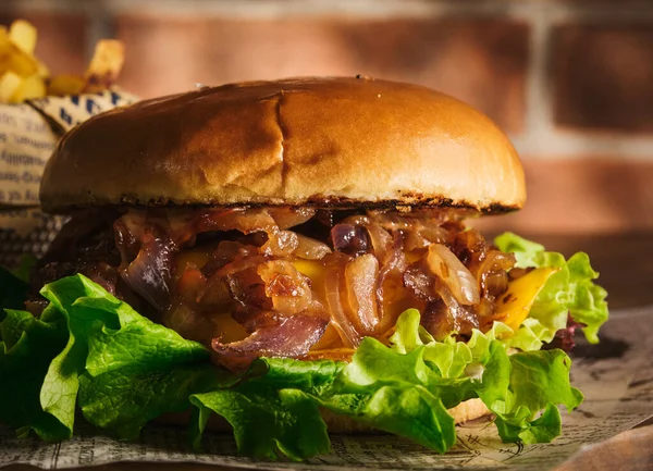 Burger Boeuf Oignons Caramélisés Sur Une Planche Bois Cheeseburger Avec — Photo