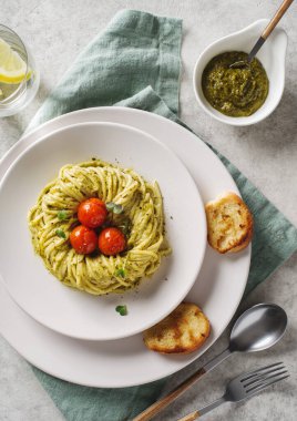 Beyaz tabakta vişneli domatesli pesto makarna. İtalyan mutfağı. Üst görünüm.