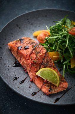 Roka salatası, vişneli domates ve portakallı sıcak füme somon. Sağlıklı beslenme