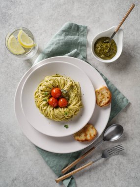 Beyaz tabakta vişneli domatesli pesto makarna. İtalyan mutfağı. Üst görünüm.