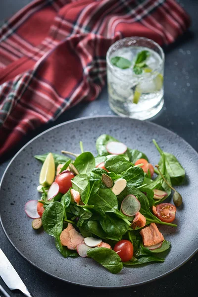 Salmon Salad Asap Sehat Makan Salad Lezat Dengan Ikan Merah — Stok Foto
