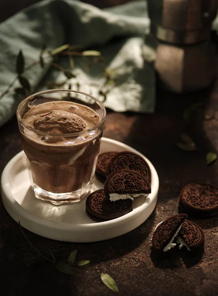 Стакан Какао Шоколадным Мороженым Шоколадное Печенье Белым Кремом Рано Утром — стоковое фото