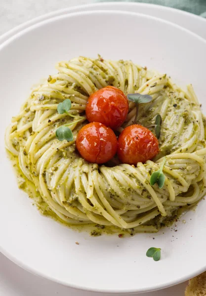 Pesto Tészta Cseresznyés Paradicsommal Fehér Tálcán Olasz Konyha — Stock Fotó