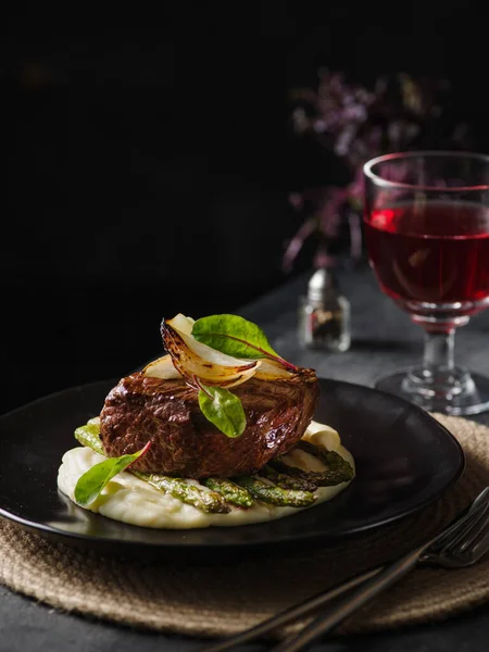 Stek Wołowy Tłuczonymi Ziemniakami Szparagami Czarnej Talerzu Kolacja Restauracji — Zdjęcie stockowe