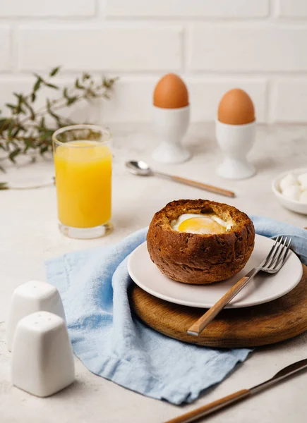 Pieczone Jajko Bułce Śniadanie Jajkami Sokiem Pomarańczowym — Zdjęcie stockowe
