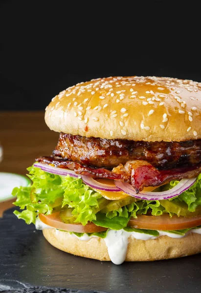 Ζουμερό Νόστιμο Burger Τυρί Μπέικον Και Ντομάτες Κοντινό Πλάνο Για — Φωτογραφία Αρχείου