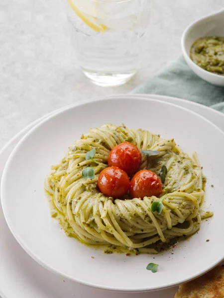Massa Pesto Com Tomates Cereja Uma Chapa Branca Cozinha Italiana — Fotografia de Stock