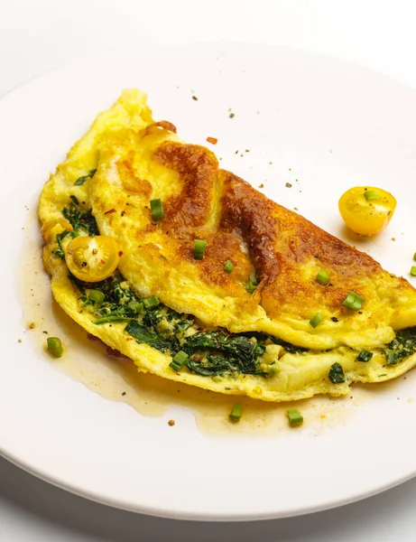 Omelett Mit Spinat Grünen Zwiebeln Und Kirschtomaten Auf Weißem Teller — Stockfoto