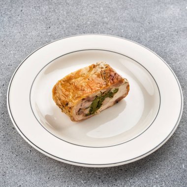 Tavuk sürüsü. Otlarla doldurulmuş tavuk göğsü.