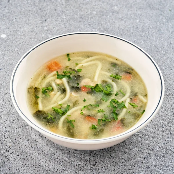 Sup Mie Dengan Kaldu Ayam Peterseli Dan Wortel — Stok Foto