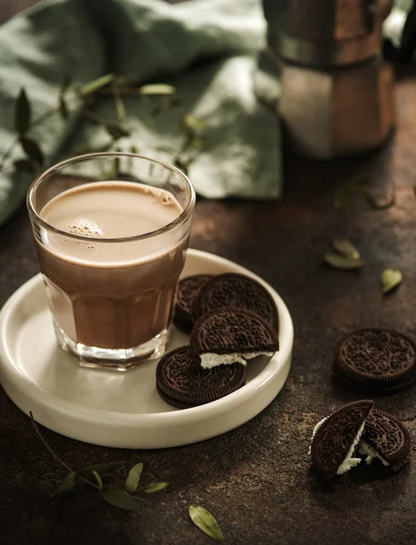 Стакан Какао Молоком Шоколадное Печенье Белыми Сливками Рано Утром Завтрак — стоковое фото