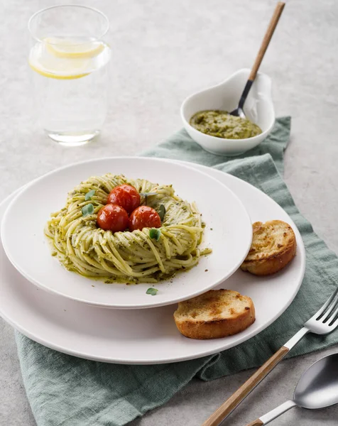 Massa Pesto Com Tomates Cereja Uma Chapa Branca Cozinha Italiana — Fotografia de Stock