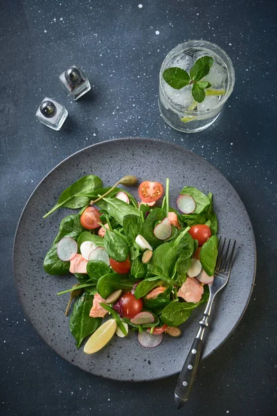 Gerookte Zalmsalade Gezond Eten Lekkere Salade Met Rode Vis Radijs — Stockfoto
