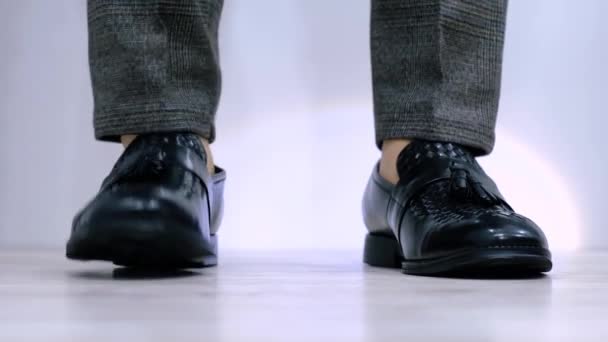 Мужчина европеец, стоящий в новых модных туфлях . — стоковое видео