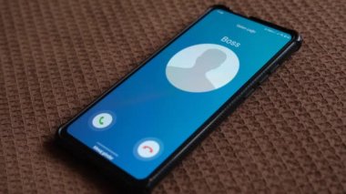 Akıllı telefondan bir arama geliyor. Patronum arıyor..