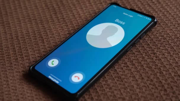 Está llegando una llamada al smartphone. Mi jefe está llamando.. — Vídeo de stock