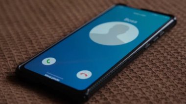 Akıllı telefondan bir arama geliyor. Patronum arıyor..