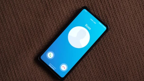 Está llegando una llamada al smartphone. Mi jefe está llamando.. — Vídeo de stock