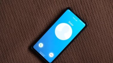 Akıllı telefondan bir arama geliyor. Kız kardeşim arıyor..