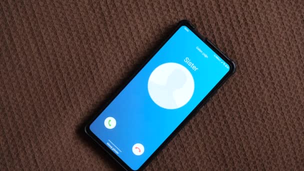 Ett samtal kommer till smarttelefonen. Min syster ringer.. — Stockvideo