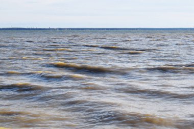 Dalgalarla dolu bir deniz. Güzel manzara akşam denizi ufku ve gökyüzü. Doğanın doğal bileşimi..