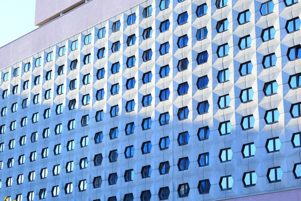 Facade of a high-rise modern building with hexagonal windows — Stock Photo, Image