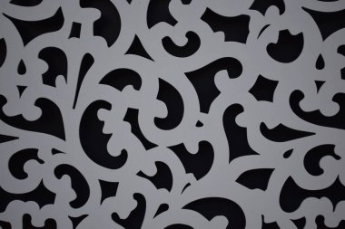 Siyah arka planda gri kıvrımlı desen. Çizgiler