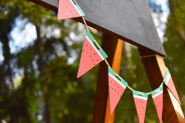 İpte üçgen şeklinde bir çelenk.