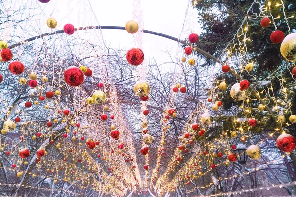 Neujahrskorridor aus hängenden Girlanden und Weihnachtskugeln. Weihnachtskugeln rot und gold — Stockfoto