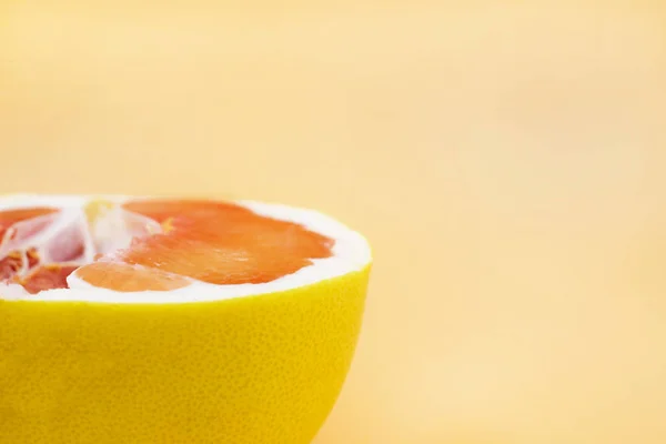 Medio pomelo rojo con cáscara amarilla — Foto de Stock