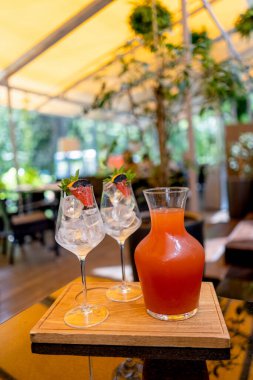 Tahtada gözlüklü greyfurt limonatası.