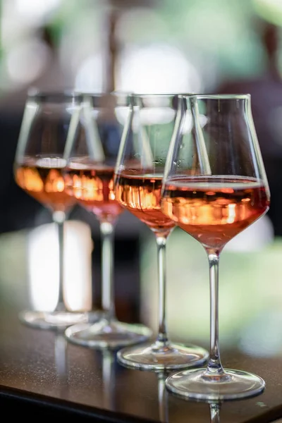 夏のテラスでバラワインのグラス — ストック写真