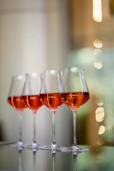夏のテラスでバラワインのグラス — ストック写真