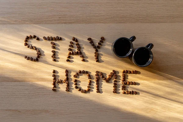 Inscription Rester Maison Avec Des Grains Café Avec Une Tasse — Photo