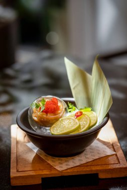 Havyar ve limonlu deniz tarağı Asya usulü yaz terasında dumanla bokeh