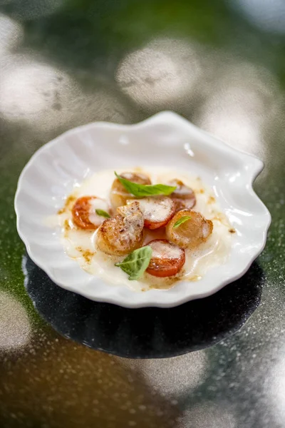 Scallop Met Tomaten Saus Basilicum — Stockfoto