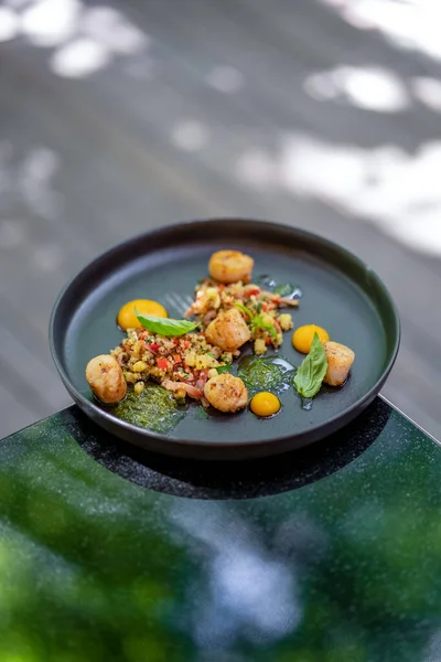 Güveç ve mango soslu neşter.