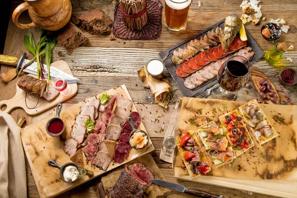 Platos Con Costillas Ternera Parrilla Bruschetta Pescado Mesa Madera Restaurante — Foto de Stock