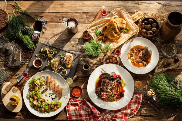 Bulaşık kaburgası bruschetta balığı. Avcı restoranında, kafeteryada, gün ışığında, ahşap masada.