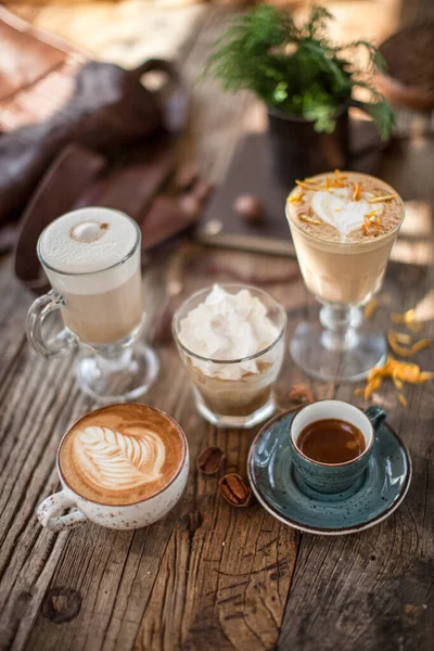 Kahveli cappuccino espresso. Yazın, kafeterya Bokeh 'te, ahşap masada.