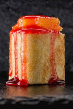 İnce krepli, meyveli ve reçelli tatlı dürüm.